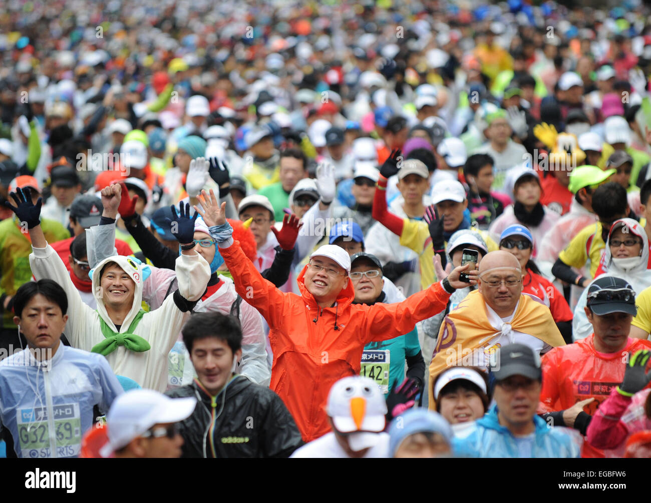 Tokyo, Japon. Feb 22, 2015. Les coureurs de marathon commence entre la ville de Tokyo au cours de la 2015 Marathon de Tokyo à Tokyo, Japon, le 22 février 2015. Environ 36 000 personnes ont participé à cet événement sportif annuel. © Stringer/Xinhua/Alamy Live News Banque D'Images