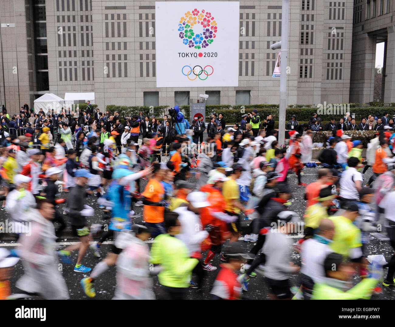 Tokyo, Japon. Feb 22, 2015. Les coureurs de marathon commence entre la ville de Tokyo au cours de la 2015 Marathon de Tokyo à Tokyo, Japon, le 22 février 2015. Environ 36 000 personnes ont participé à cet événement sportif annuel. © Stringer/Xinhua/Alamy Live News Banque D'Images