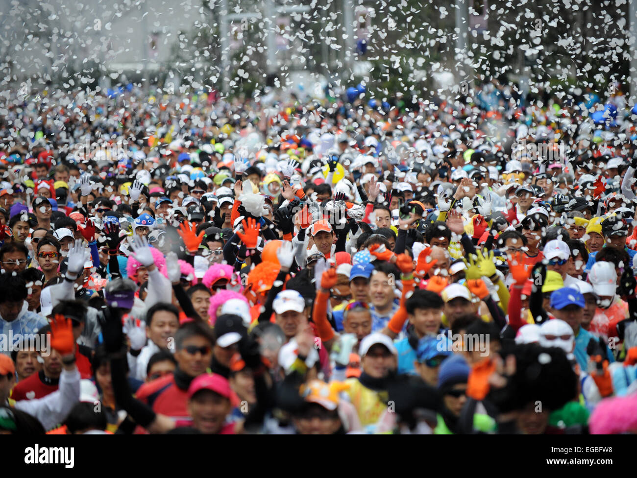 Tokyo, Japon. Feb 22, 2015. Les coureurs de marathon commence entre la ville de Tokyo au cours de la 2015 Marathon de Tokyo à Tokyo, Japon, le 22 février 2015. Environ 36 000 personnes ont participé à cet événement sportif annuel. © Stringer/Xinhua/Alamy Live News Banque D'Images