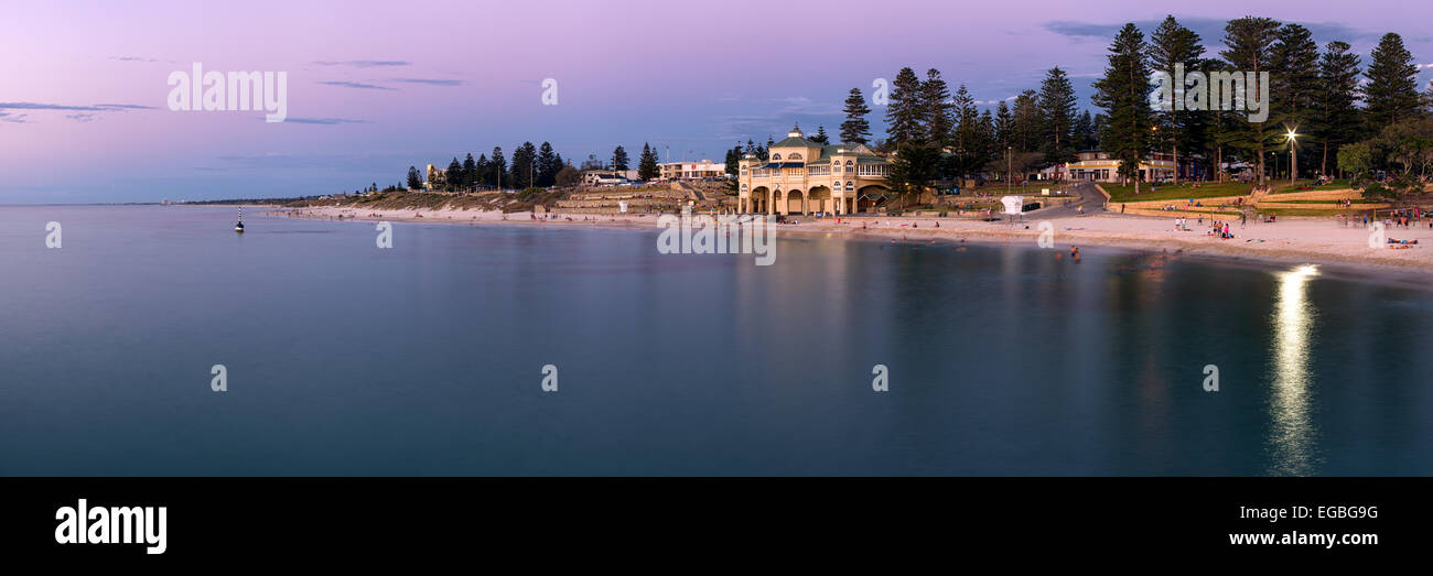 Plage de Cottesloe, Perth, Australie de l'Ouest au coucher du soleil Banque D'Images