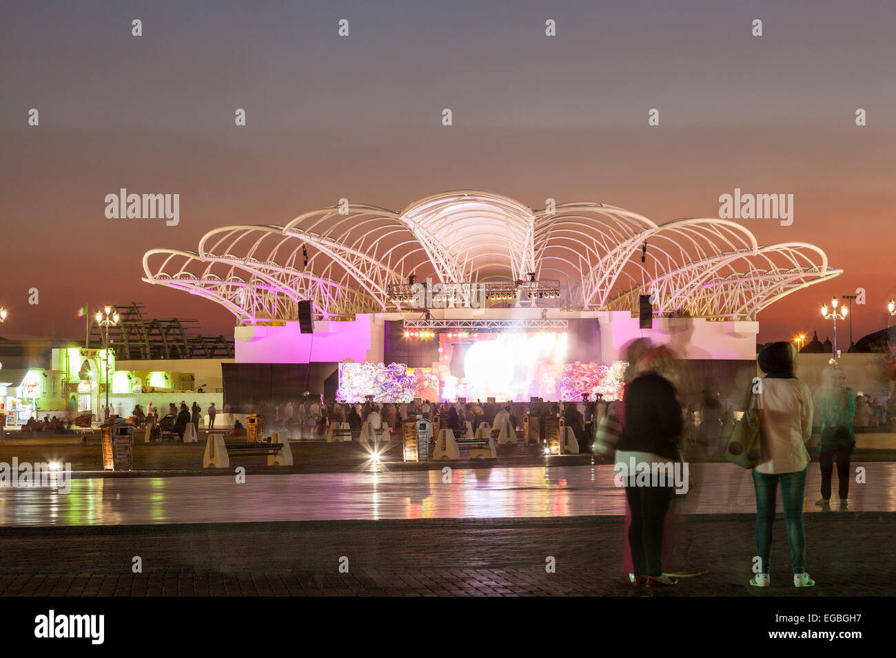 La scène du Village Mondial à Dubaï illuminée la nuit. Banque D'Images