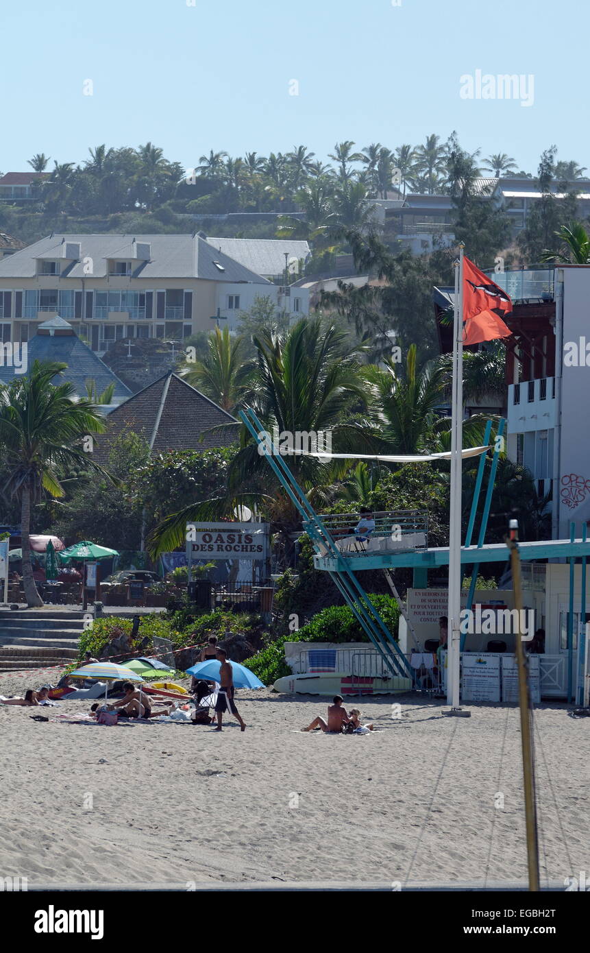 9 juin 2013 - Saint-Paul, Réunion, France - Les touristes et la population locale à la plage de roches noires, près du port de Saint-Gilles-Les-Bains. Un spot de surf et de baignoire, mais pas de surfer plus depuis la crise de requin pour 5 ans. © Valérie Koch/ZUMA/ZUMAPRESS.com/Alamy fil Live News Banque D'Images
