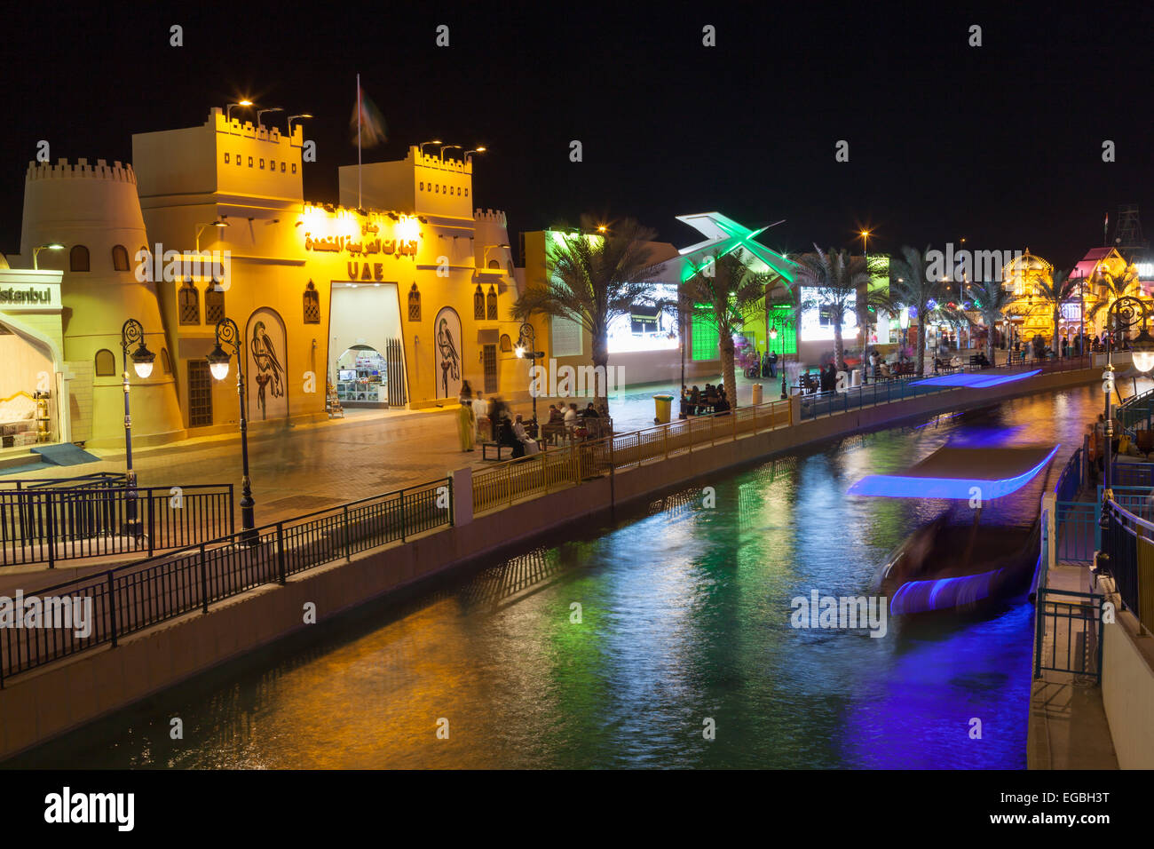 Canal au Village Mondial à Dubaï illuminée la nuit Banque D'Images