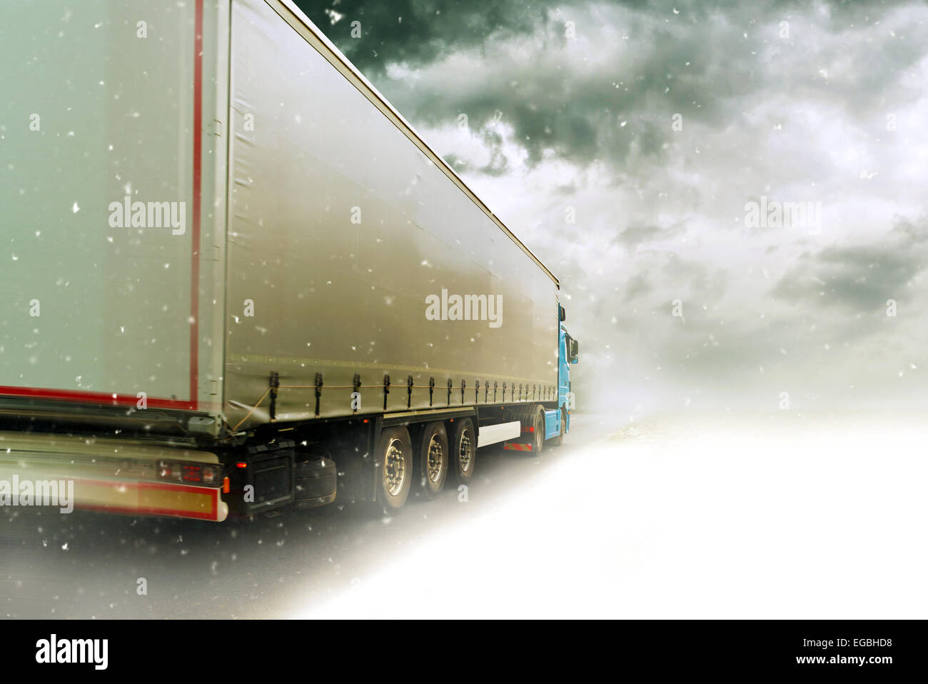 La vitesse de conduite de camion de transport sur la route à travers la neige Paysage d'hiver Banque D'Images