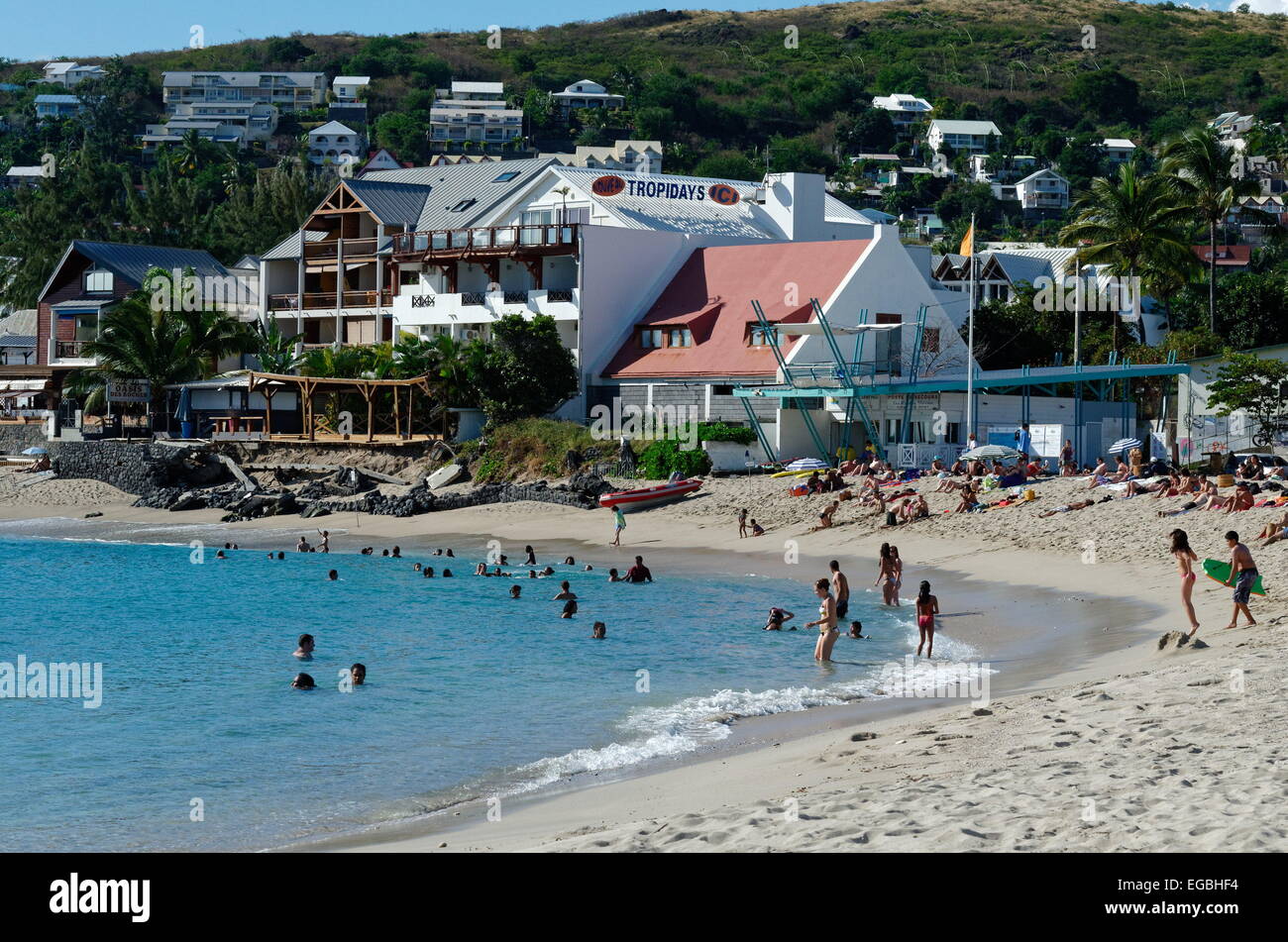Juillet 22, 2011 - Saint-Paul, Réunion, France - Les touristes et les populations locales la baignade à la plage de roches noires, à Saint-Gilles-Les-Bains seaside resort, juste au début de la crise du requin. (Crédit Image : © Valérie Koch/ZUMA/ZUMAPRESS.com) fil Banque D'Images