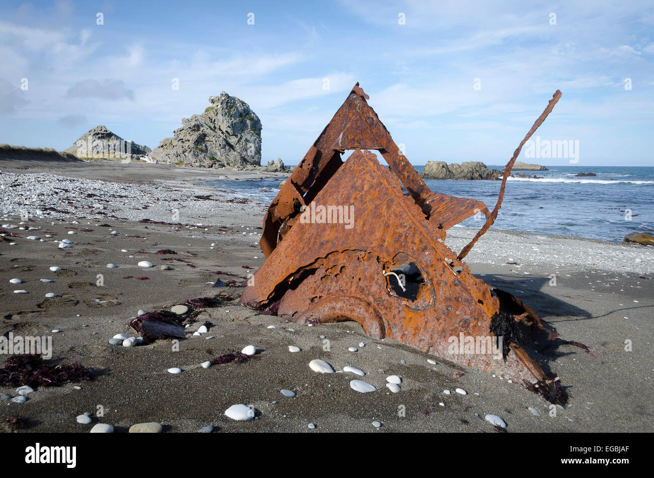 Reste de l'épave du navire 'Tuvalu' sur la plage près de rochers, Honeycomb, Glenburn Wairarapa, île du Nord, Nouvelle-Zélande Banque D'Images