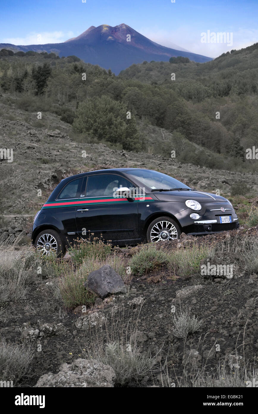 Fiat 500 avec l'Etna en arrière-plan Banque D'Images