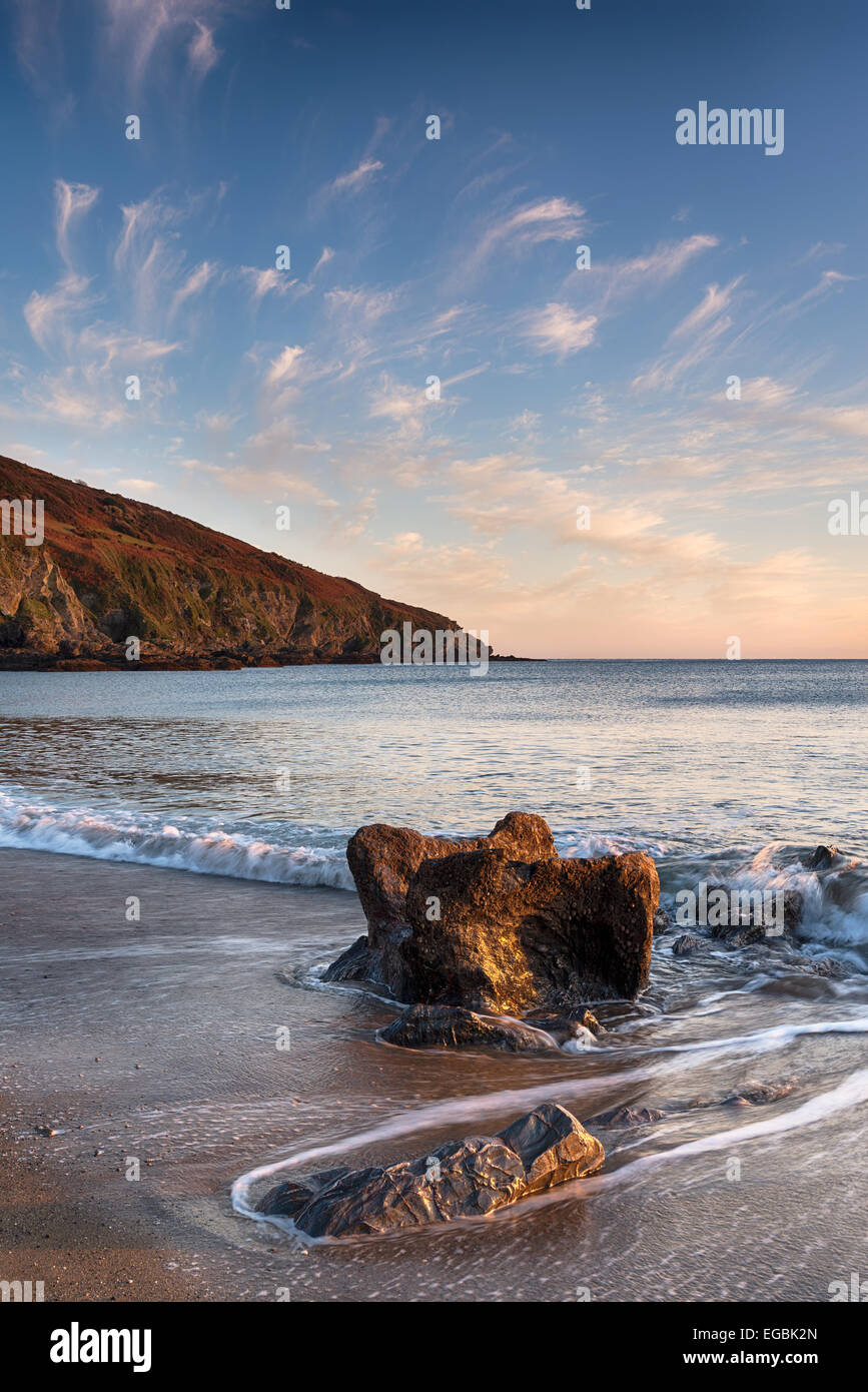 Rochers sur la plage à Hemmick sur le sud de la côte de Cornwall Banque D'Images