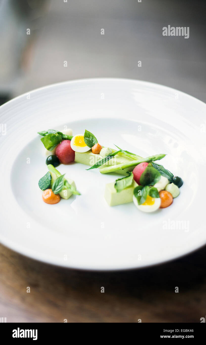 Une salade de légumes mélangés avec des œufs et de brocolis mousse Banque D'Images