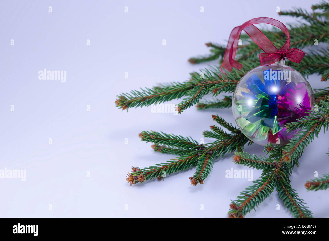Décoration de Noël coloré sphere sur une branche de sapin isolé sur fond blanc Banque D'Images