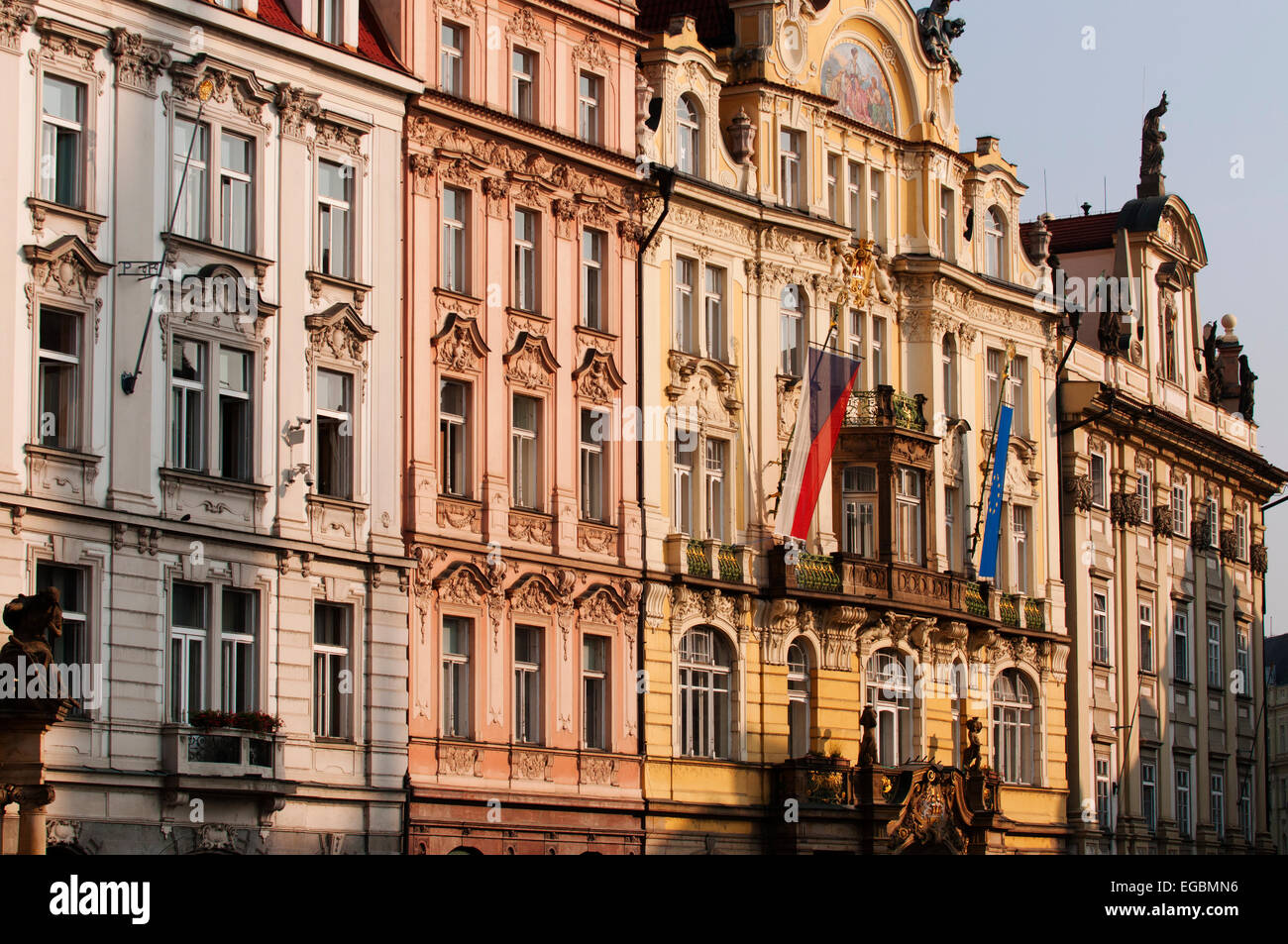 Façades de bâtiments restaurés dans la vieille ville de Prague. Banque D'Images