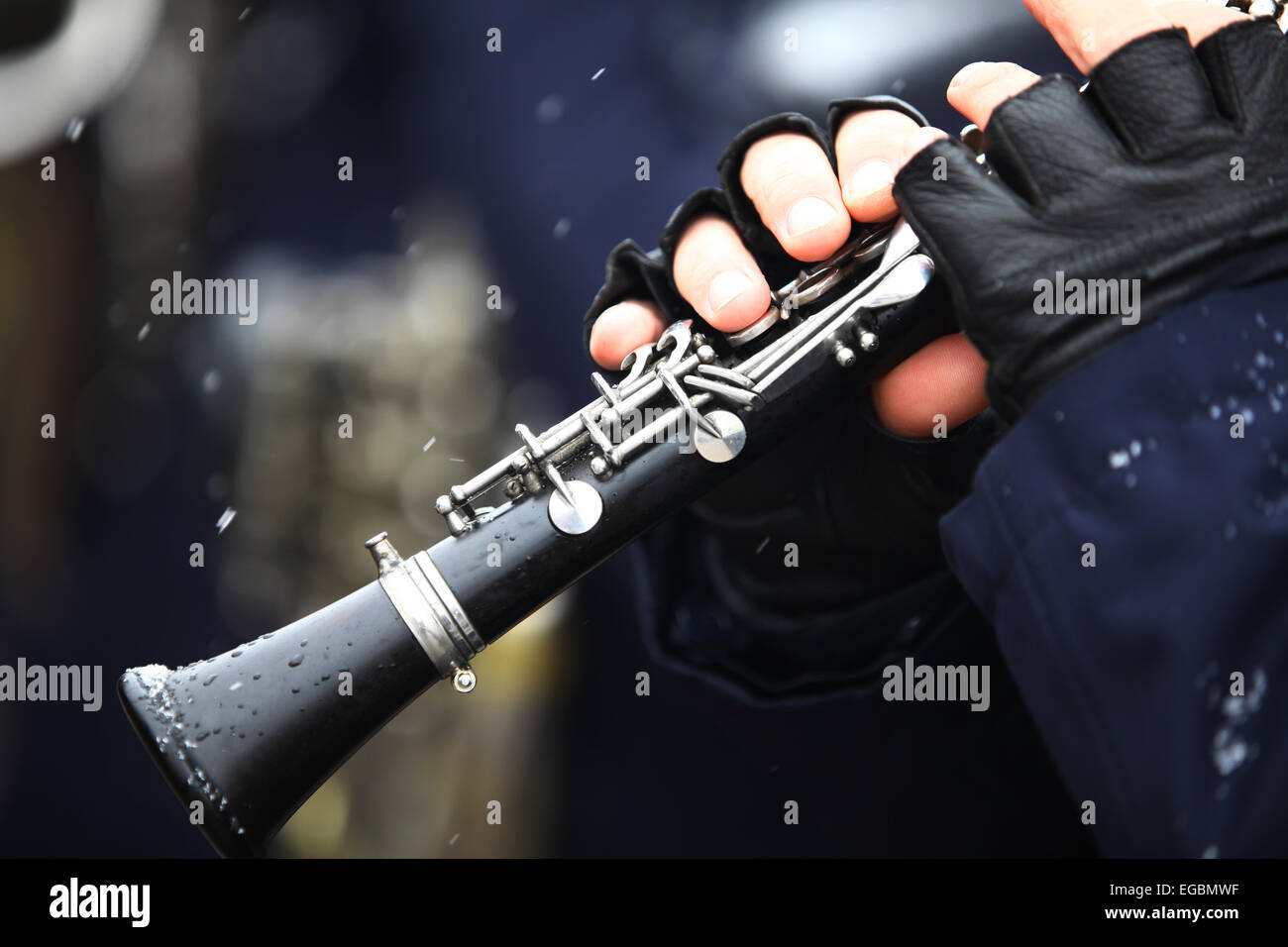 Image en couleur d'une clarinette jouée sur un jour de neige. Banque D'Images