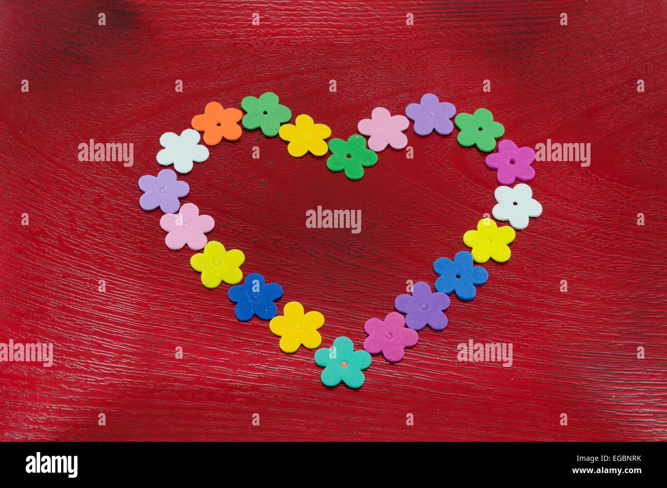 Les boutons de fleurs artificielles disposées en forme de cœur Banque D'Images