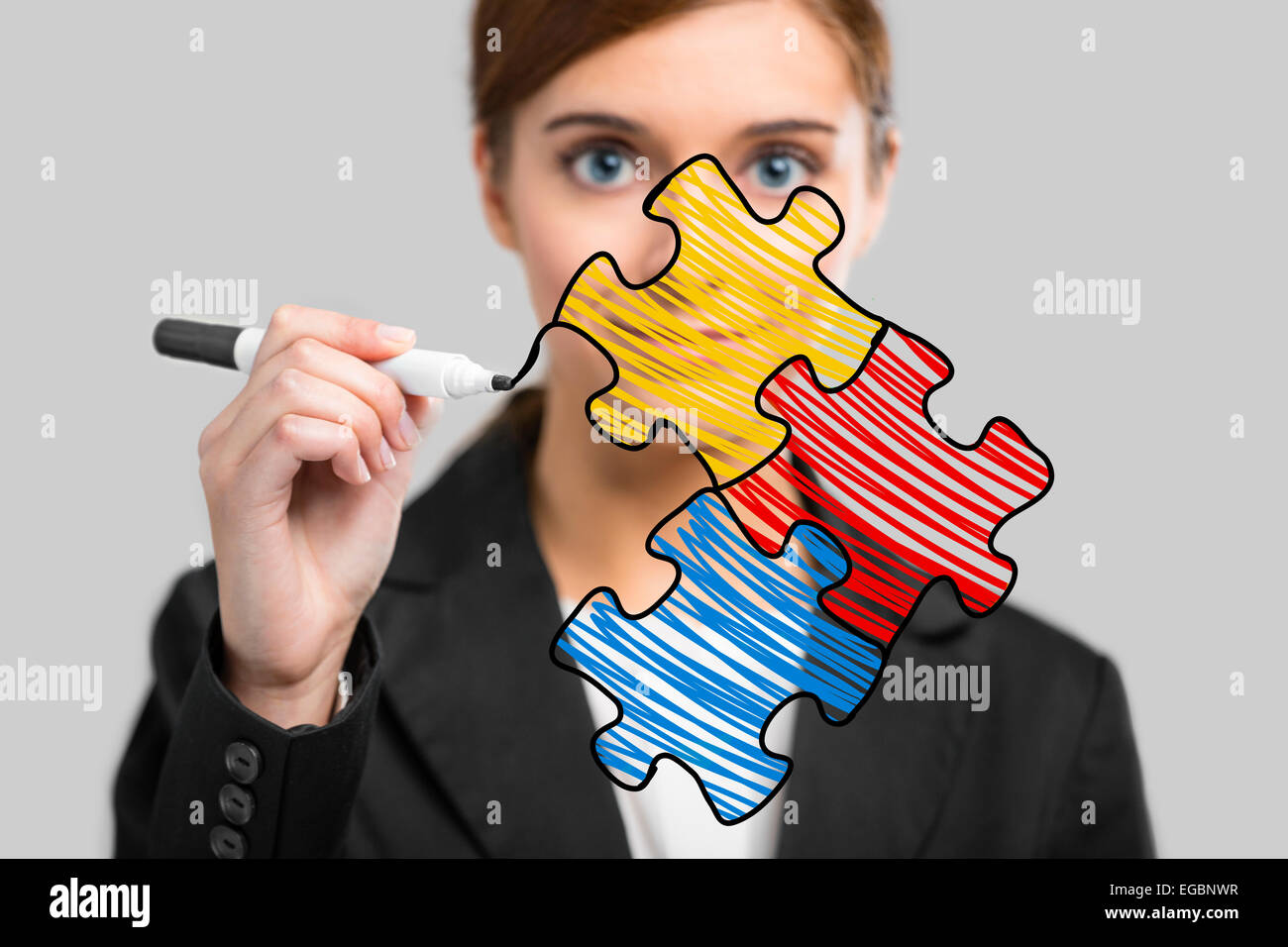 Businesswoman drawing un puzzle sur une carte en verre Banque D'Images