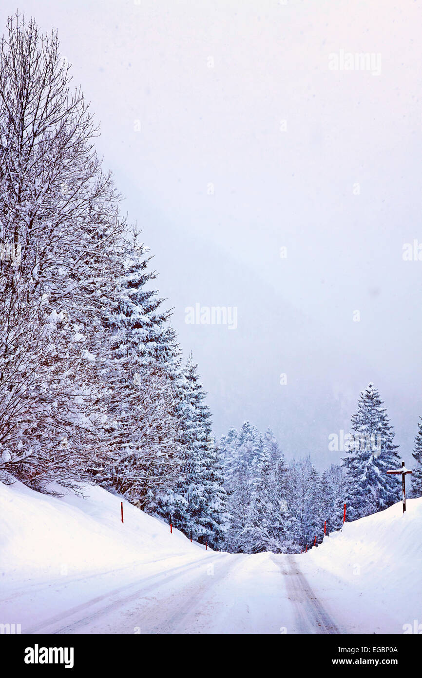 Itinéraire alpin autrichien sur l'heure d'hiver au cours de neige, Instagram-comme  filtre vintage ajouté Photo Stock - Alamy