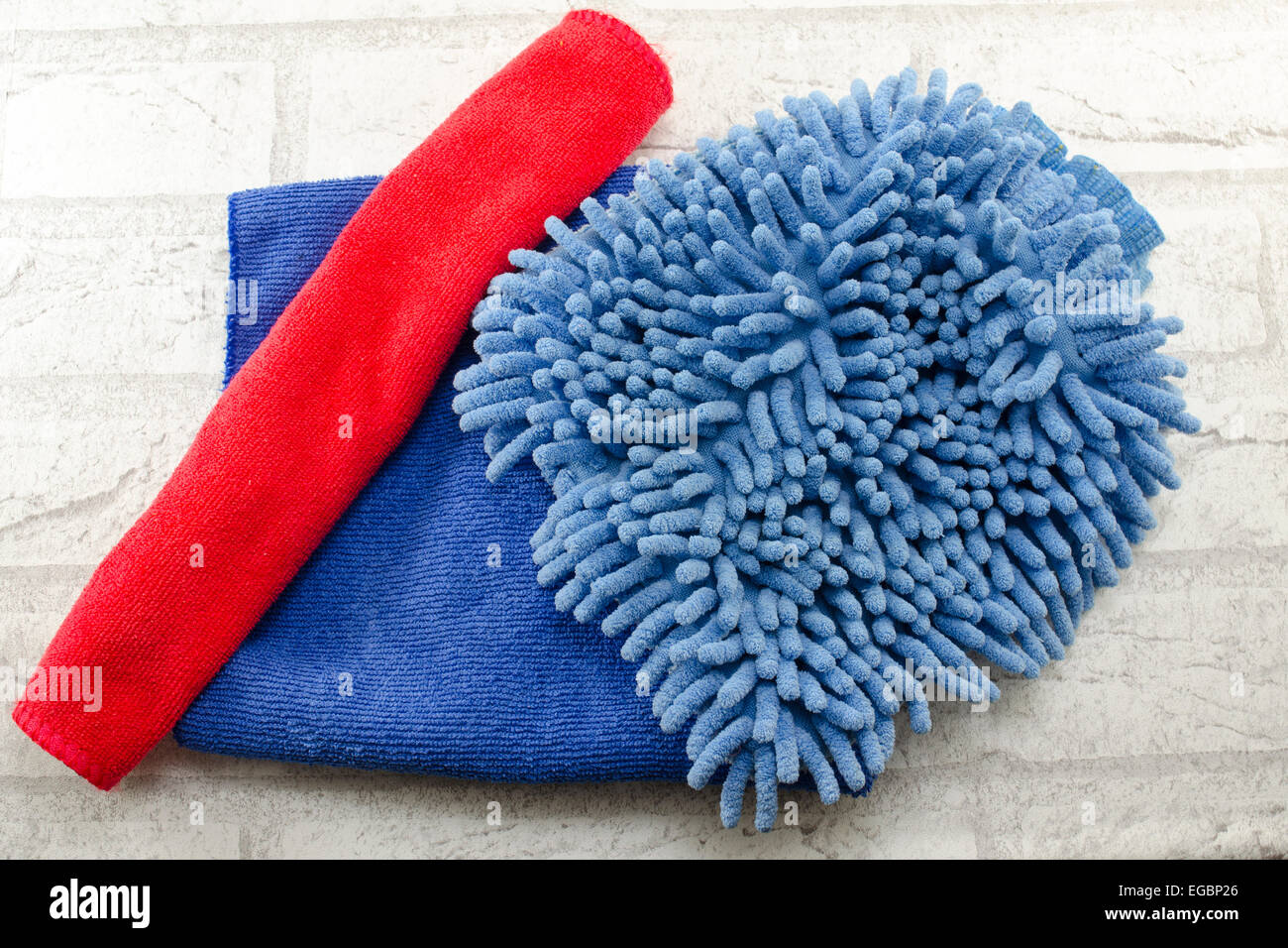 La poussière microfibre bleu et rouge des chiffons d'essuyage Banque D'Images