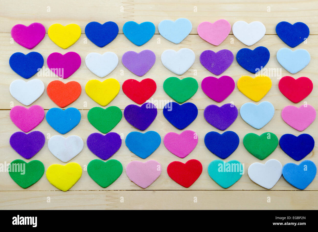 Bouquet de coeurs colorés sur une table en bois Banque D'Images