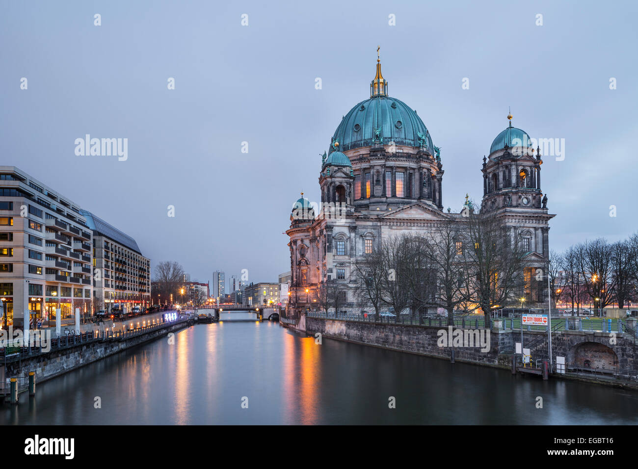 La rivière Spree et la cathédrale de Berlin, Berlin, Allemagne Banque D'Images