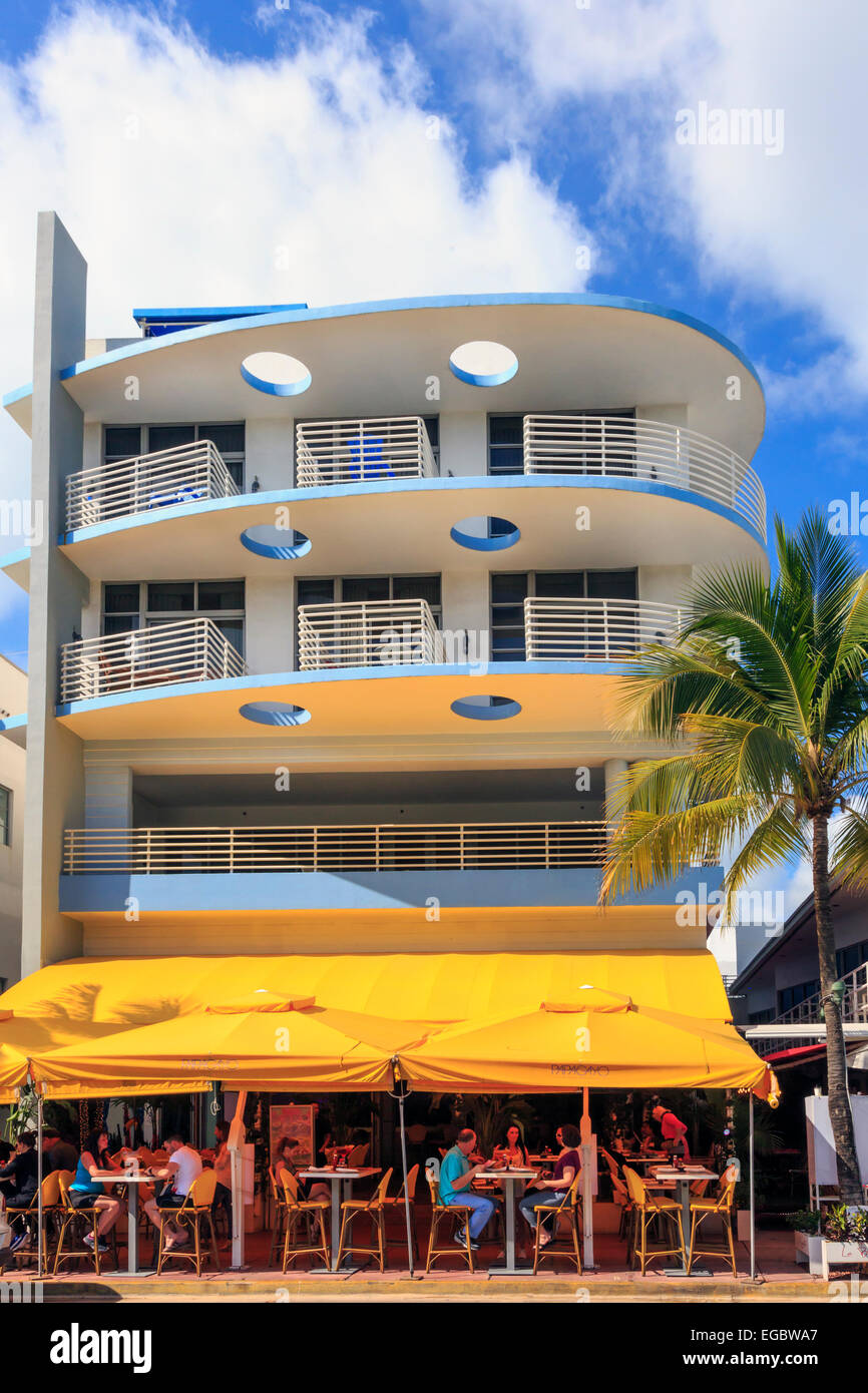 La conception de bâtiments Art déco sur Ocean Drive, à South Beach Miami, Floride, USA avec un café restaurant ci-dessous Banque D'Images