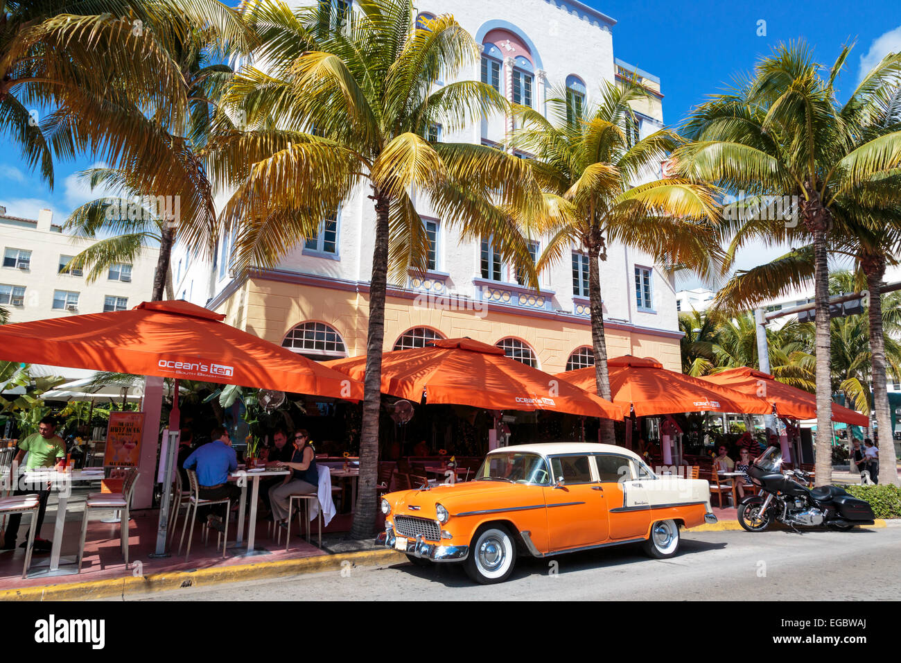 La conception de bâtiments Art déco sur Ocean Drive, à South Beach Miami, Floride, USA avec un café restaurant ci-dessous Banque D'Images La conception de bâtiments Art déco sur Ocean Drive, à South Beach Miami, Floride, USA avec un café restaurant ci-dessous Banque D'Images