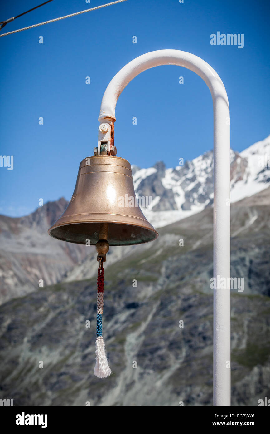 Bell le navire cruse à Glacier Bay, Alaska, USA, Amérique du Nord. Banque D'Images