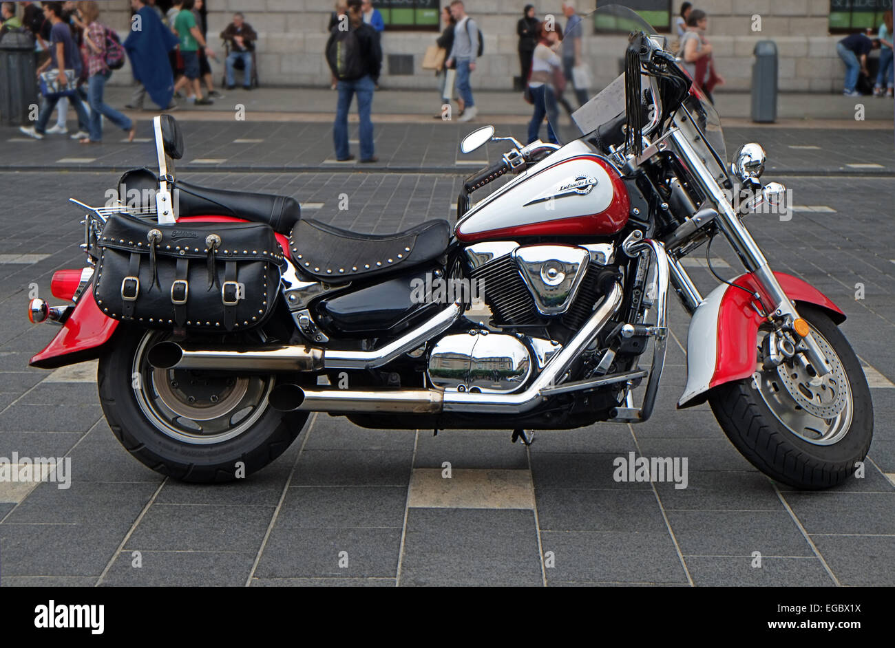 Un puissant Susuki Intruder LC cruiser moto garée sur O'Connell street à Dublin en Irlande Banque D'Images