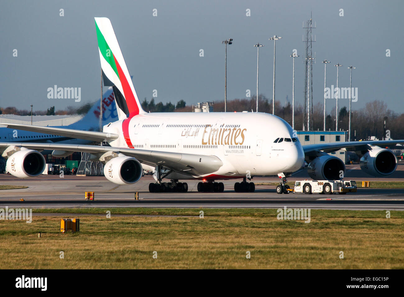Emirates Airbus A380-800 repousse du terminal 1 à l'aéroport de Manchester. Banque D'Images