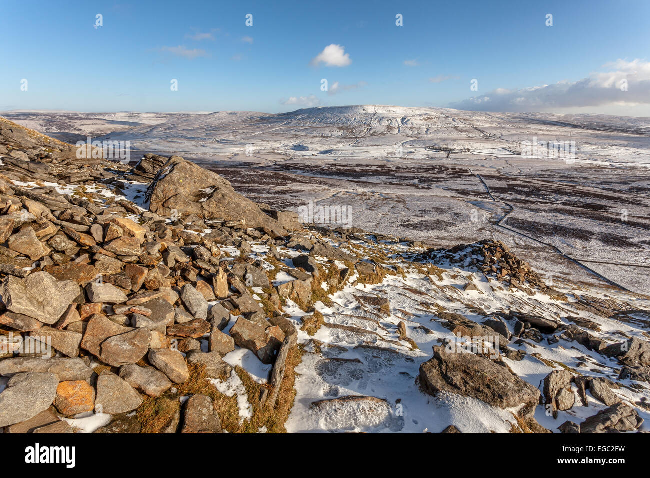 Lumière dorée sur le paysage hivernal et murs en pierre sèche des Yorkshire Dales National Park - Malham face aux. Banque D'Images