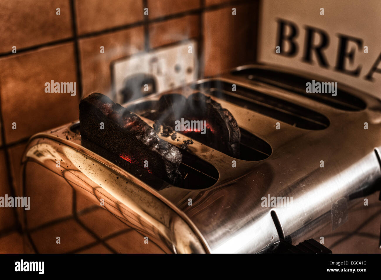 Risque d'incendie fumeurs burning toast oublié dans le grillepain dans la cuisine prendre feu