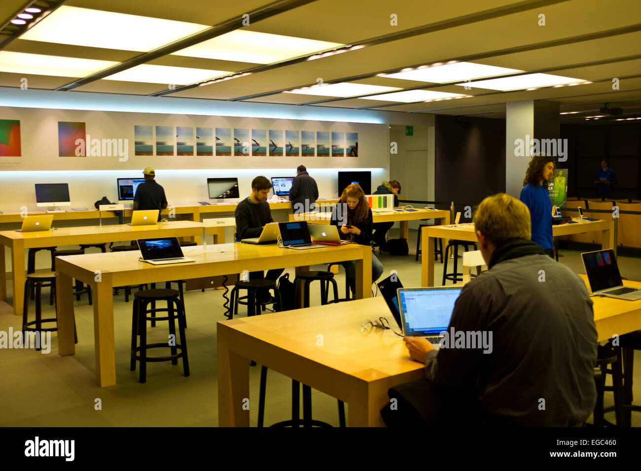 Magasin Apple Store très occupé,où un grand nombre de produits Apple sont vendus,Iphone 6 plus,l'Ipad Air 2 235 Regent Street, Londres W1 Banque D'Images