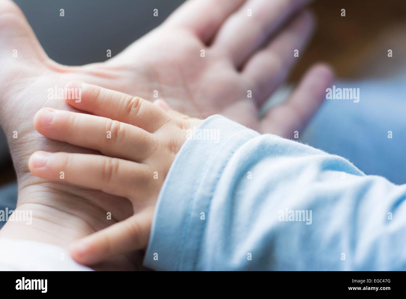 La main de bébé sur la main de la mère qui veut tenir son Banque D'Images