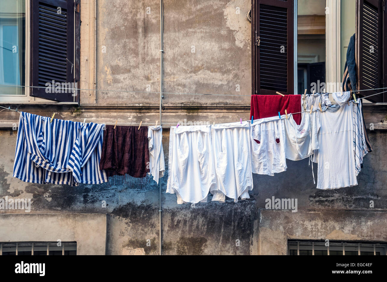 Le séchage sur une corde à linge dans le quartier de Trastevere de Rome Banque D'Images