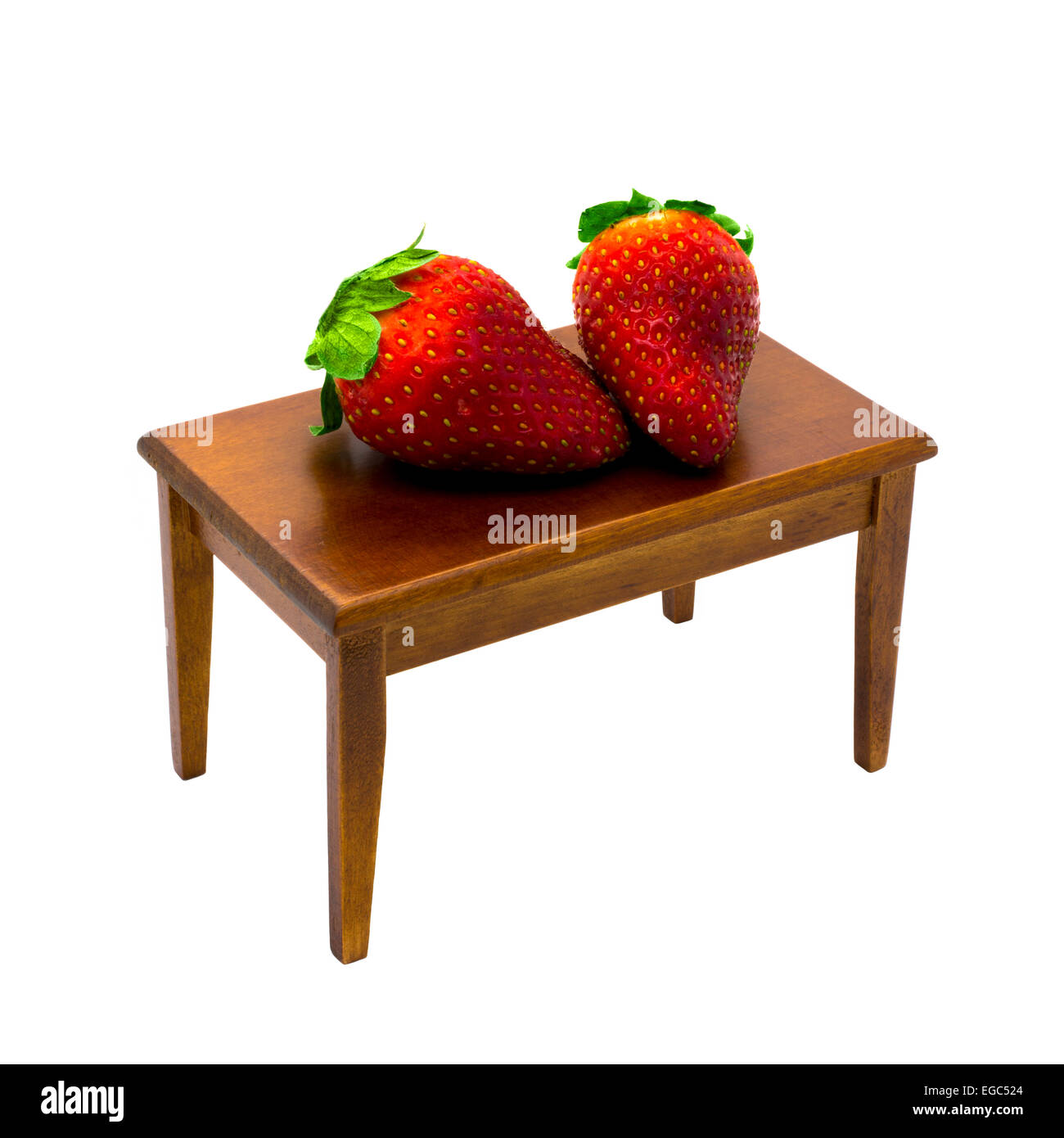 Deux fraises géant sur la table en bois. Isolé sur un fond blanc. Banque D'Images
