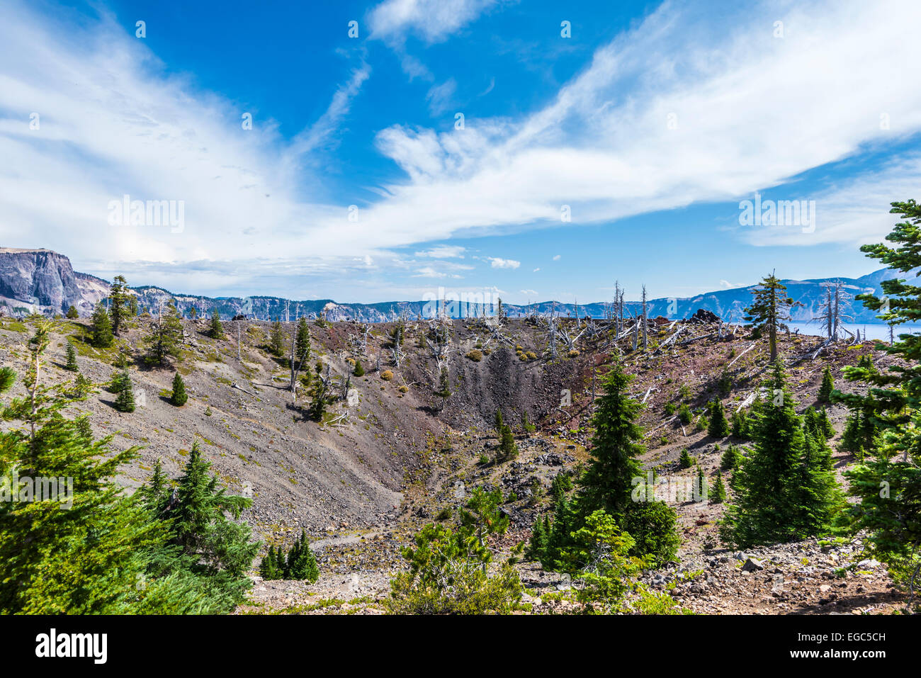 Vue sur le cratère volcanique de l'île de l'Assistant. Crater Lake National Park, Oregon, United States. Banque D'Images