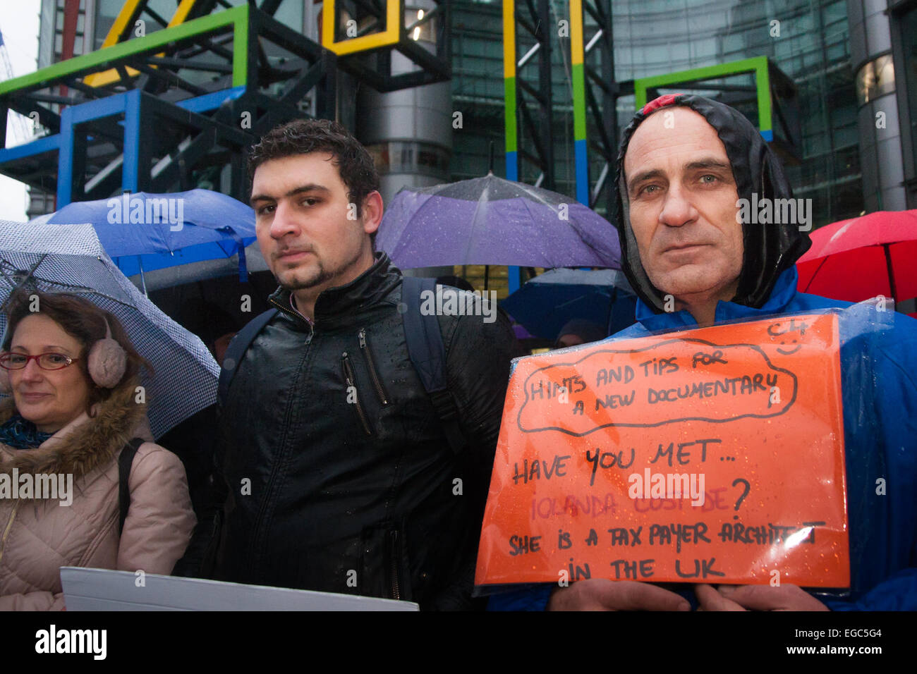 Londres, Royaume-Uni. 22 Février, 2015. Un petit groupe de réseau des expatriés Roumains vivant à Londres protester contre le programme de Channel 4 Voici venir les Roumains, qui montre les tribulations de gitans roumains frappés par la pauvreté immigration au R.-U. pour chercher du travail et monter sur la British système de prestations. Ils disent que le programme anti-immigrants exacerbe le stéréotype de Roumains, ignorant les nombreux professionnels, hautement qualifiés et travailleurs qualifiés qui travaillent fort contibuting à l'économie du Royaume-Uni et de ses impôts. Crédit : Paul Davey/Alamy Live News Banque D'Images