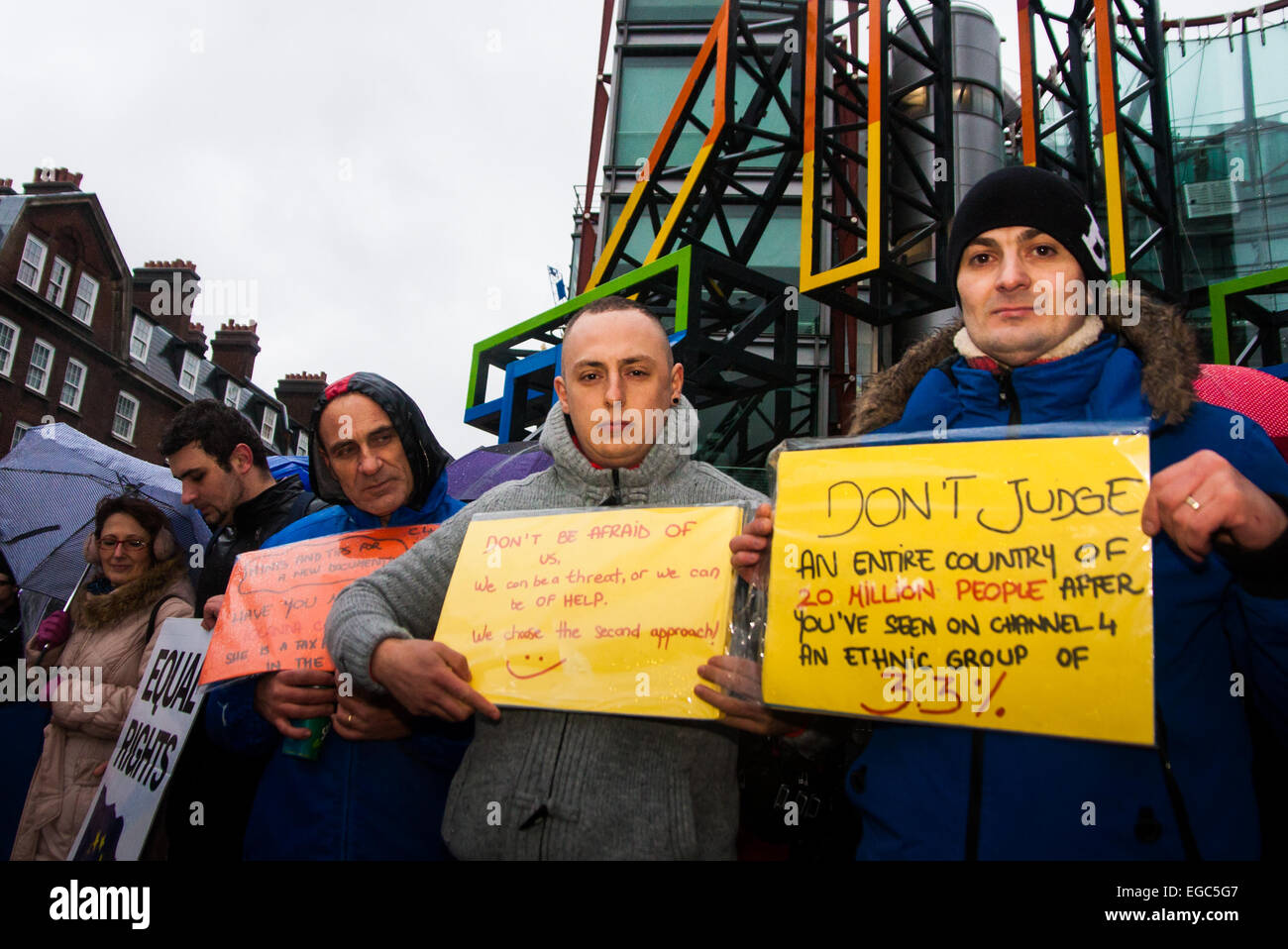 Londres, Royaume-Uni. 22 Février, 2015. Un petit groupe de réseau des expatriés Roumains vivant à Londres protester contre le programme de Channel 4 Voici venir les Roumains, qui montre les tribulations de gitans roumains frappés par la pauvreté immigration au R.-U. pour chercher du travail et monter sur la British système de prestations. Ils disent que le programme anti-immigrants exacerbe le stéréotype de Roumains, ignorant les nombreux professionnels, hautement qualifiés et travailleurs qualifiés qui travaillent fort contibuting à l'économie du Royaume-Uni et de ses impôts. Crédit : Paul Davey/Alamy Live News Banque D'Images