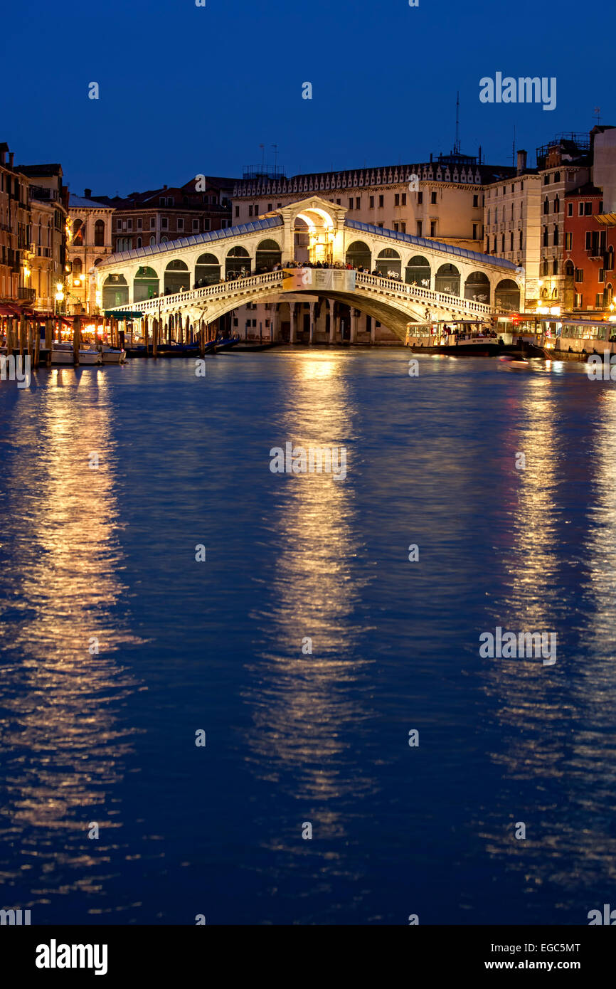 Pont du Rialto, le Grand Canal, Venise, Italie Banque D'Images