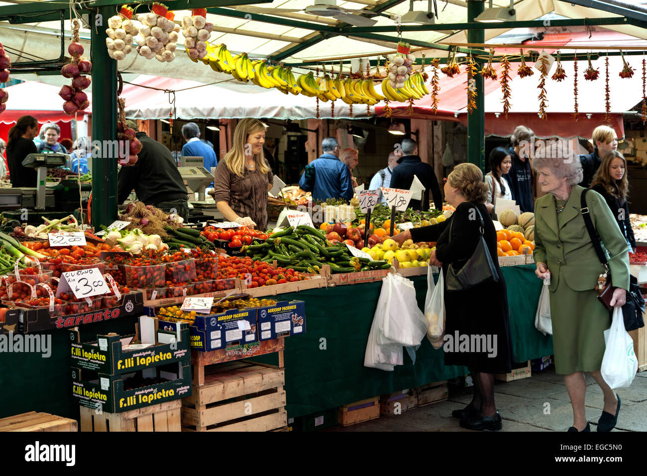 Shoppers at produce stand, farmers market, Venise, Italie Banque D'Images