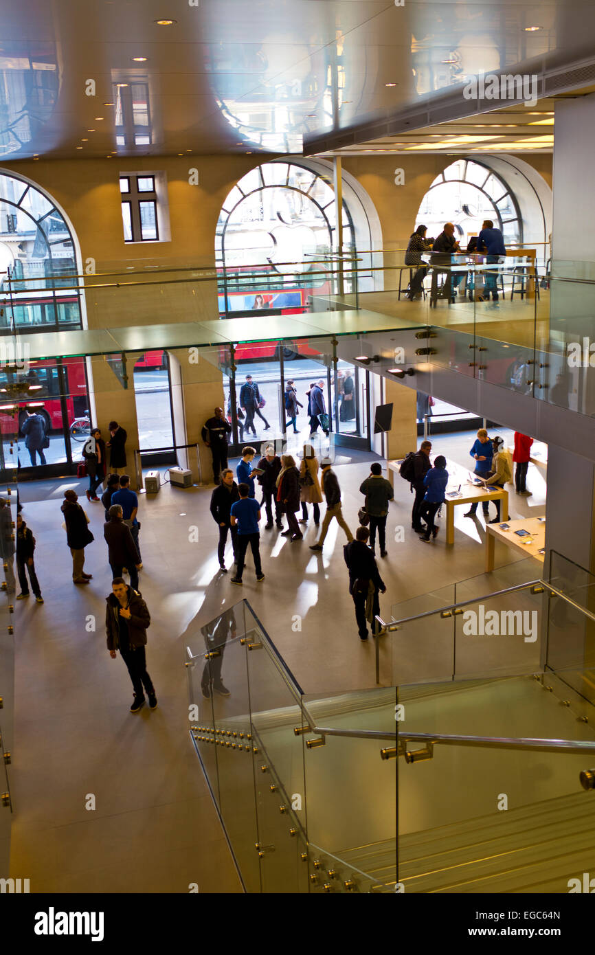 Magasin Apple Store très occupé,où un grand nombre de produits Apple sont vendus,Iphone 6 plus,l'Ipad Air 2 235 Regent Street, Londres W1 Banque D'Images