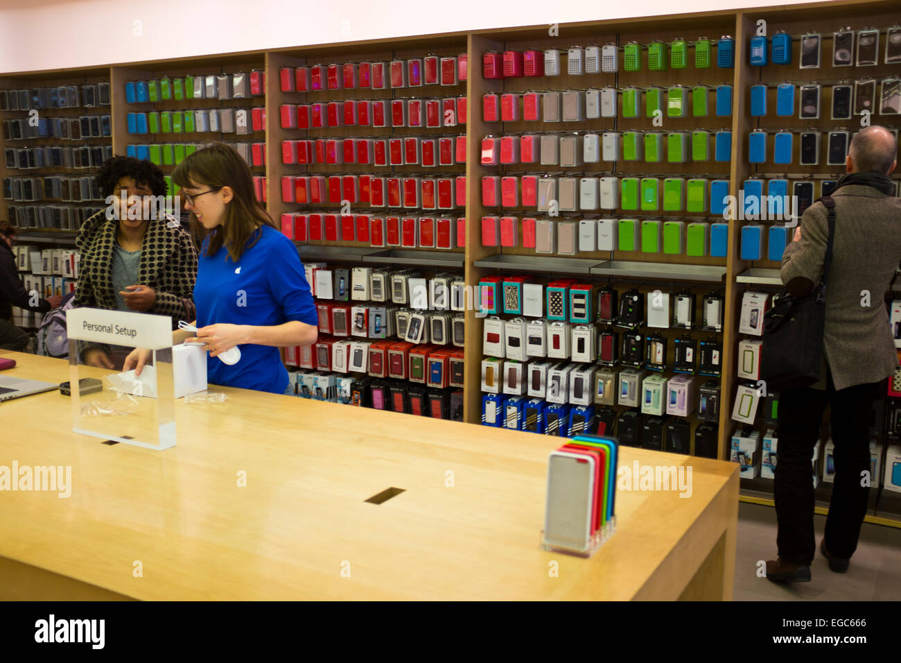 Magasin Apple Store très occupé,où un grand nombre de produits Apple sont vendus,Iphone 6 plus,l'Ipad Air 2 235 Regent Street, Londres W1 Banque D'Images