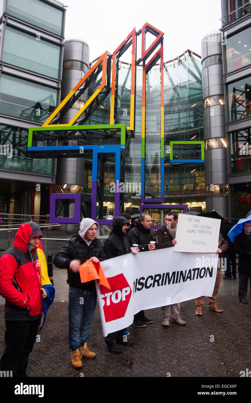 Londres, Royaume-Uni. 22 Février, 2015. Un petit groupe de réseau des expatriés Roumains vivant à Londres protester contre le programme de Channel 4 Voici venir les Roumains, qui montre les tribulations de gitans roumains frappés par la pauvreté immigration au R.-U. pour chercher du travail et monter sur la British système de prestations. Ils disent que le programme anti-immigrants exacerbe le stéréotype de Roumains, ignorant les nombreux professionnels, hautement qualifiés et travailleurs qualifiés qui travaillent fort contibuting à l'économie du Royaume-Uni et de ses impôts. Crédit : Paul Davey/Alamy Live News Banque D'Images