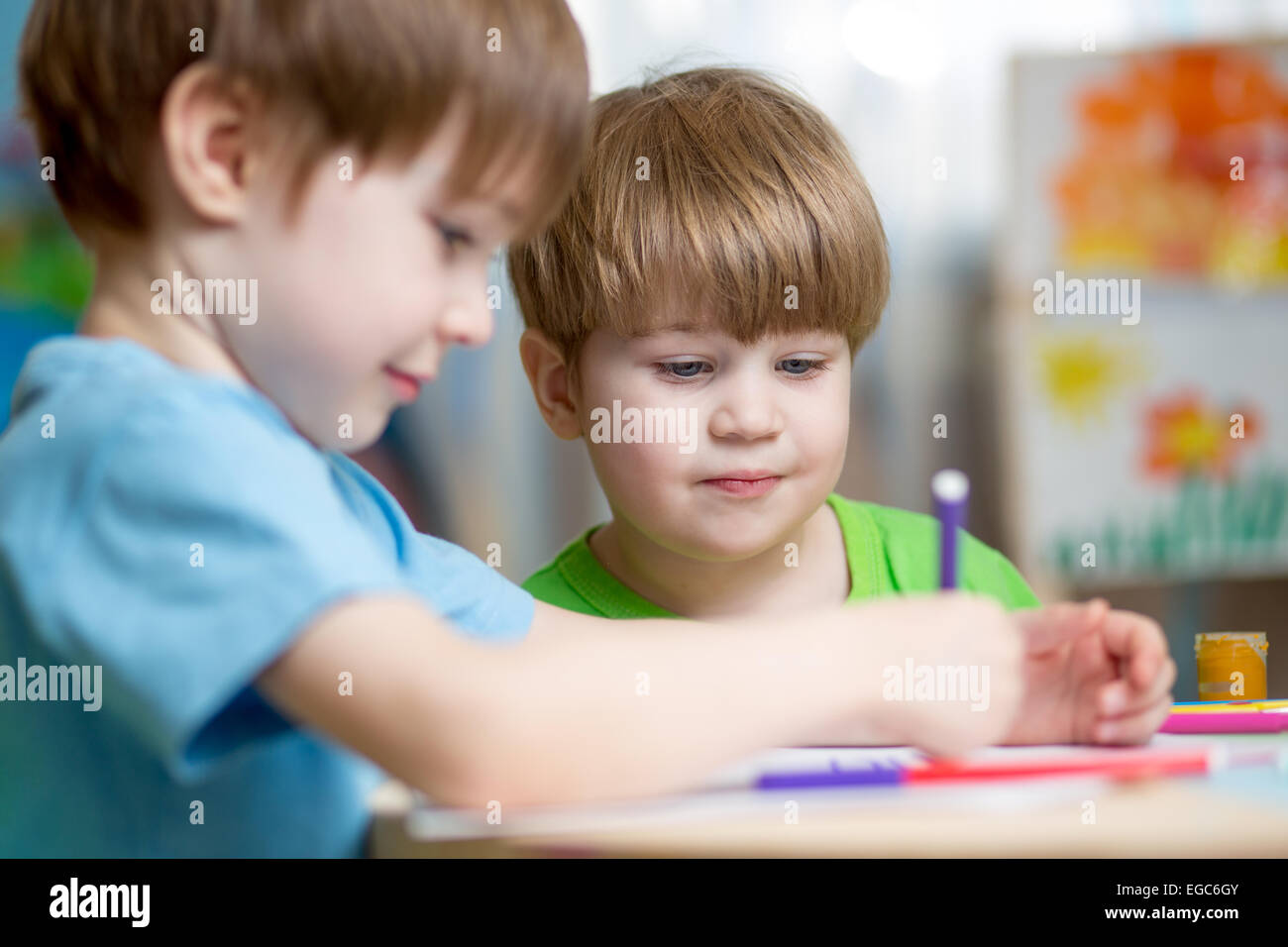 Enfants garçons peinture en maternelle à la maison Banque D'Images