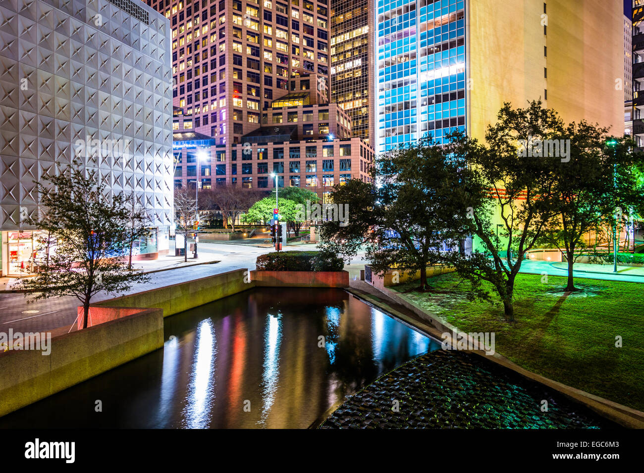 Les bâtiments et l étang à Thanks-Giving Square de nuit à Dallas, au Texas. Banque D'Images