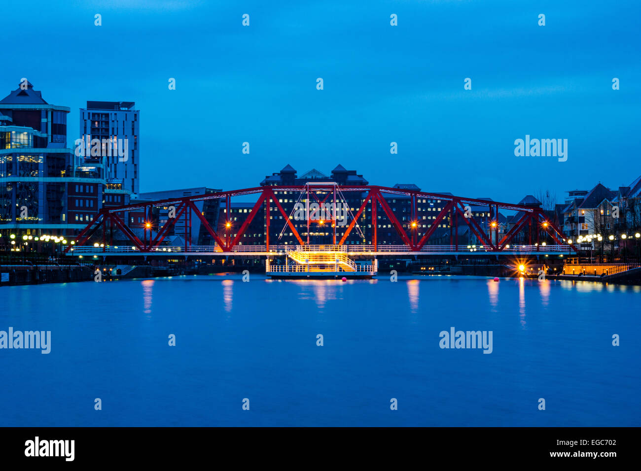Pont pied au crépuscule, Salford Quays, UK Banque D'Images