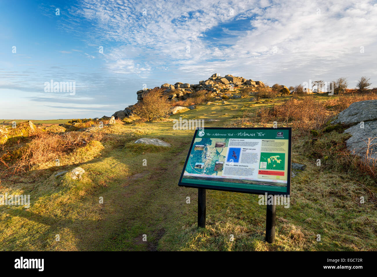 Helman Tor un affleurement de landes et de granit néolithique ancien boîtier sur les Saints Way et le sentier Banque D'Images