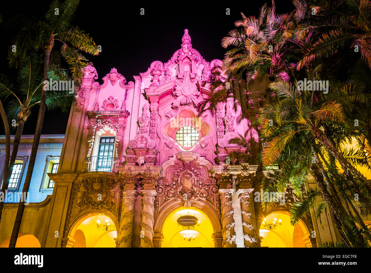 Bâtiment colorés et de palmiers la nuit, au Balboa Park à San Diego, Californie. Banque D'Images