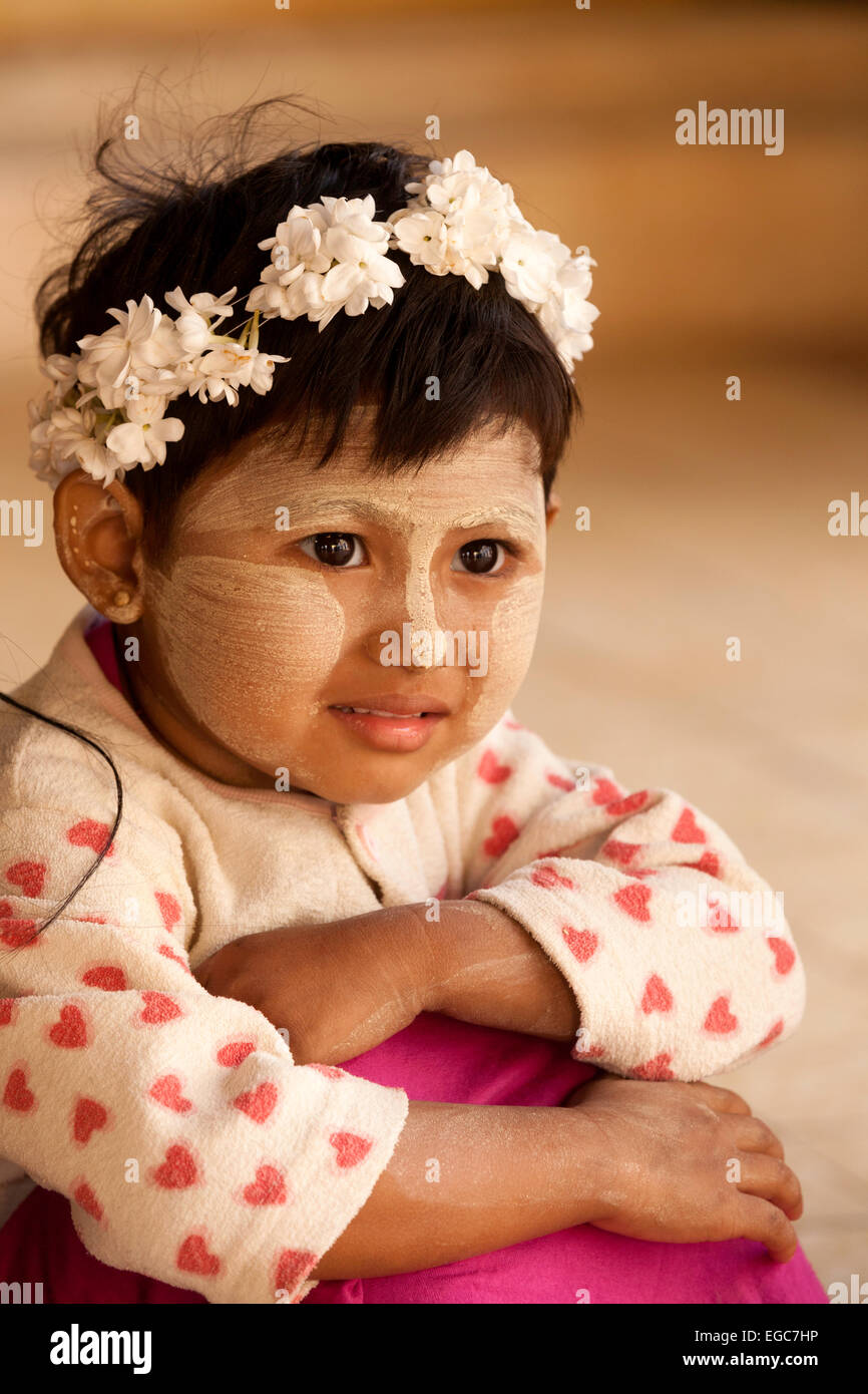 Une jeune fille birmane l'âge de 6 ans le port de thanaka ( Thanakha ) coller sur son visage, Bagan, Myanmar ( Birmanie ), l'Asie Banque D'Images