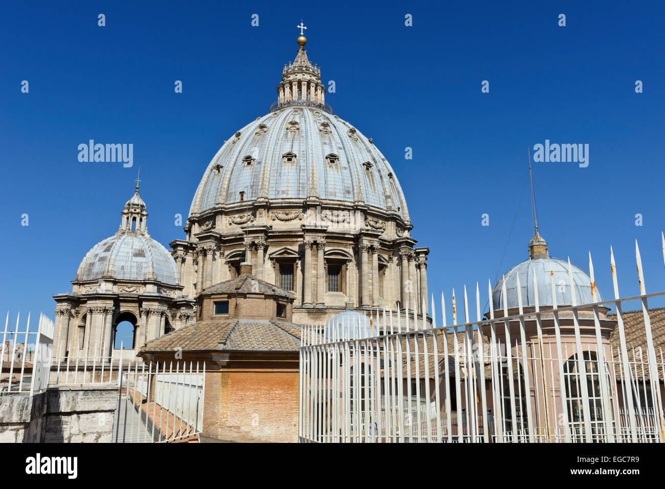 La célèbre cathédrale et de deux petits dômes sur le toit de la Basilique Saint-Pierre, Vatican, Rome. Banque D'Images