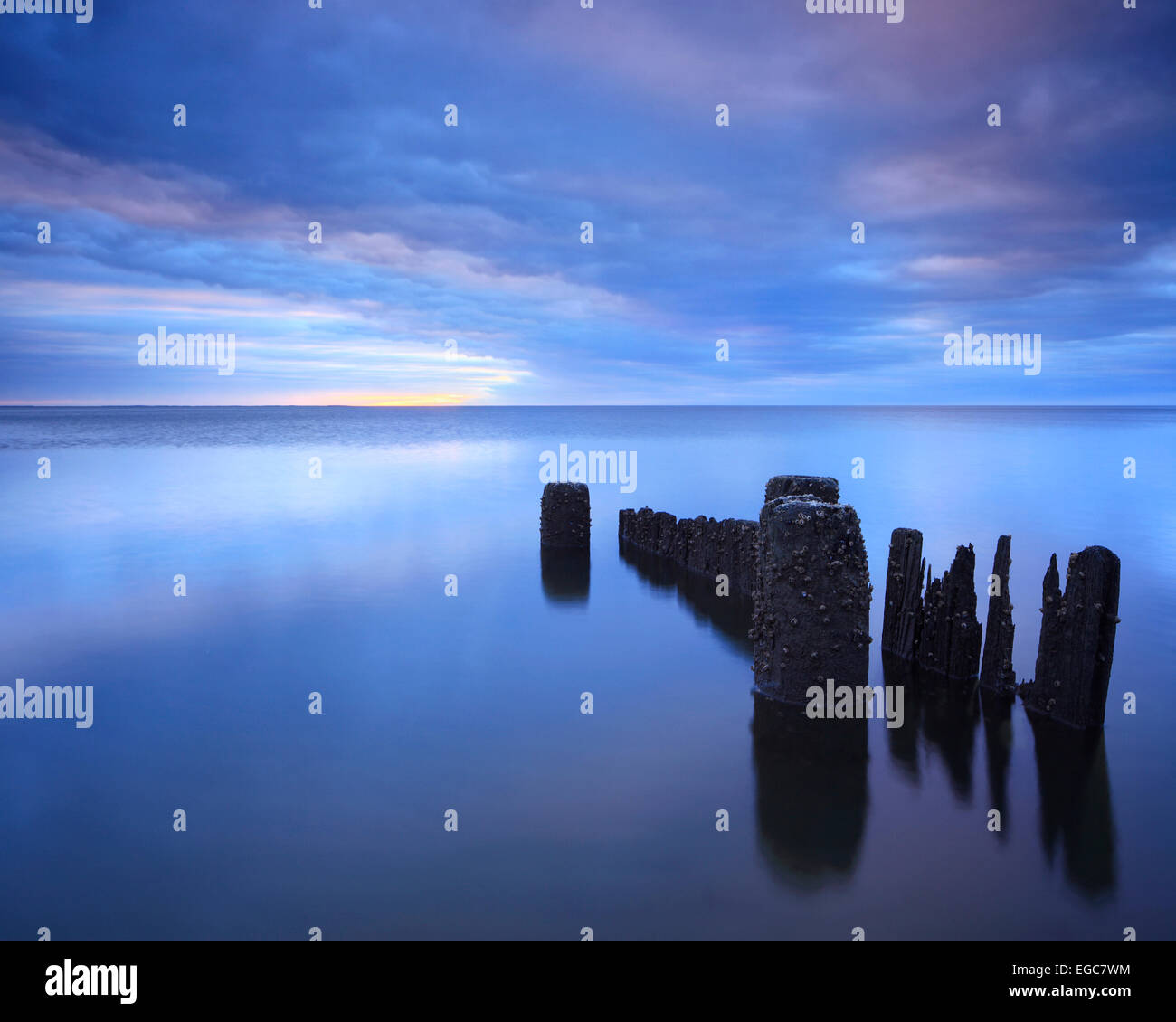 Subtil le lever du soleil sur la baie de Chesapeake, vu de North Beach, Maryland Banque D'Images