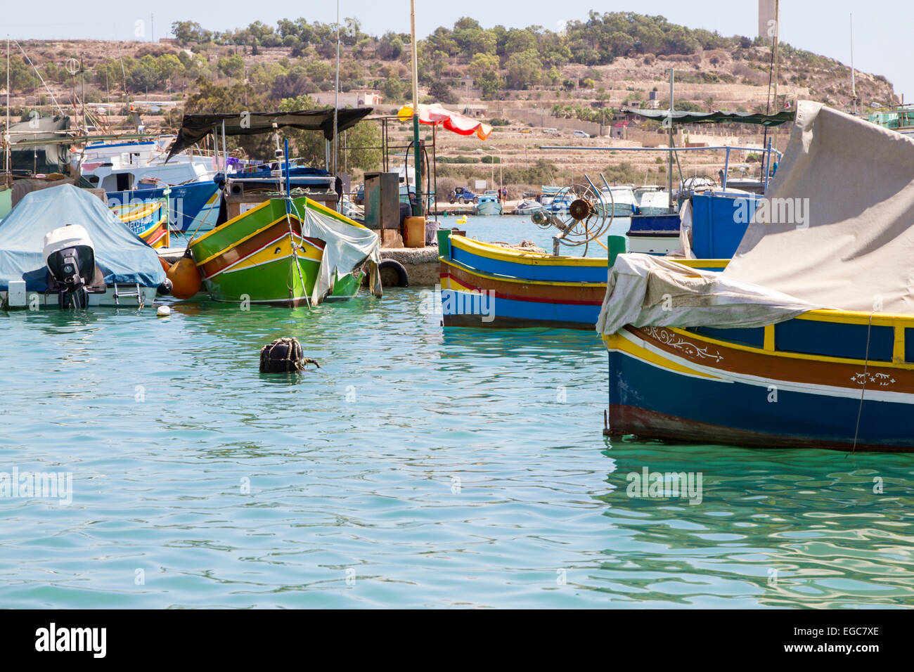 De nombreux bateaux à la fois moderne et traditionnel dans le port de Marsaxlokk, Malte Banque D'Images